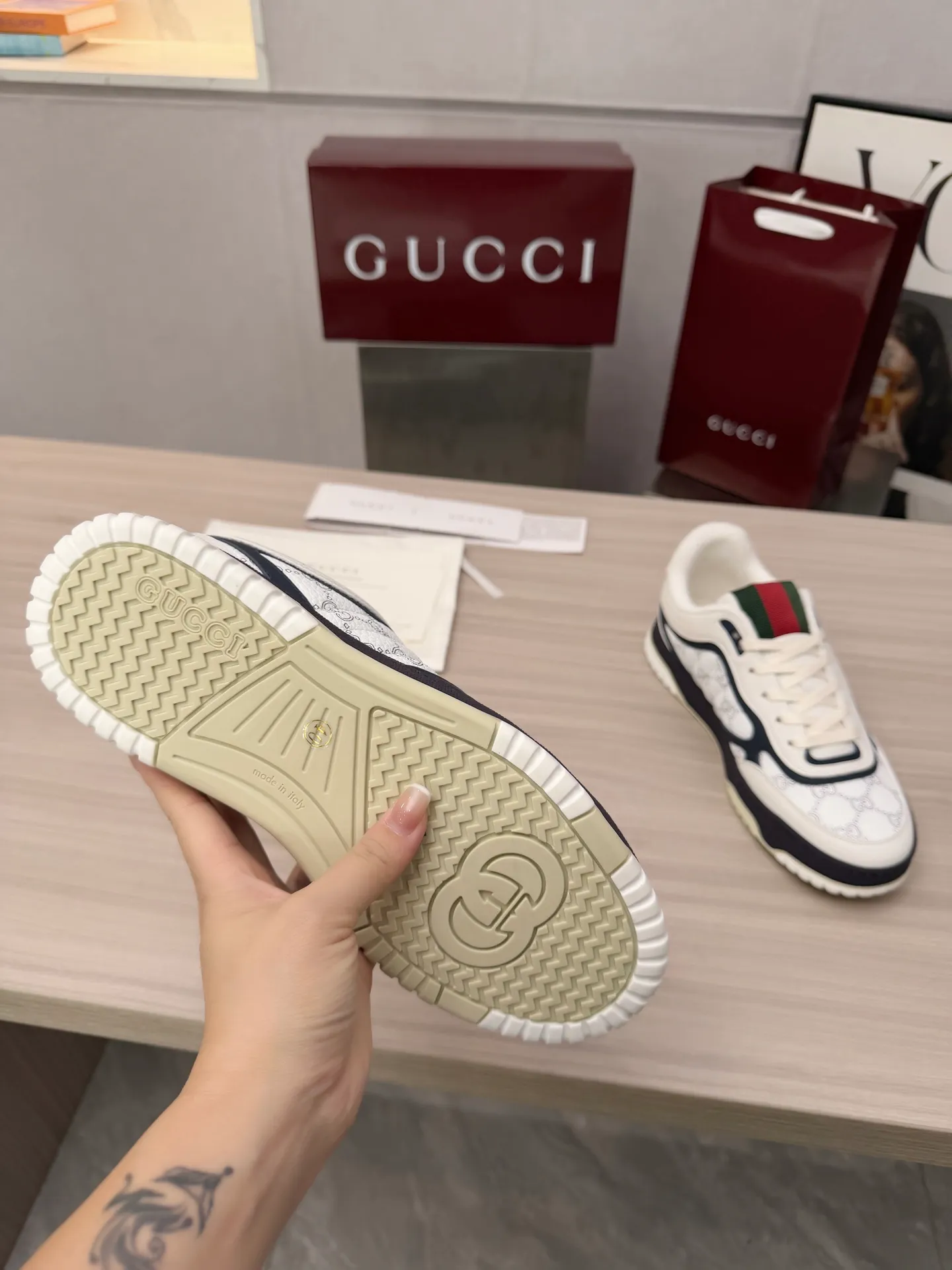 [G Home] P: 600💰 Couple size: Female 35-40. Male 39-44 (45 custom-made) 🆕2025.GUCC Gucci original order quality The latest popular high and low top aged couple sneakers series shipped original purchase development and production, this high and low top sneakers adopt a basketball-style silhouette design, cleverly integrated with hollow panels and distressed effects, showing unique ingenuity. The ingenuity incorporates brand logo details such as interlocking Double G styling accessories and Gucci lettering, a low-key tribute to the brand's design heritage. Exquisite packaging at the delivery counter 🛍📦 ▪️ Fabric: Original customized imported first-layer cowhide ▪️ Inner lining: Imported first-layer cowhide ▪️ Sole: Original molded two-color TPU sole ▪️ Sole thickness: 3cm